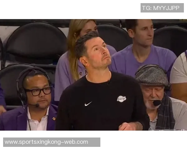 身穿湖人球衣的男孩与独行侠老板同坐一席再现昔日竖中指事件